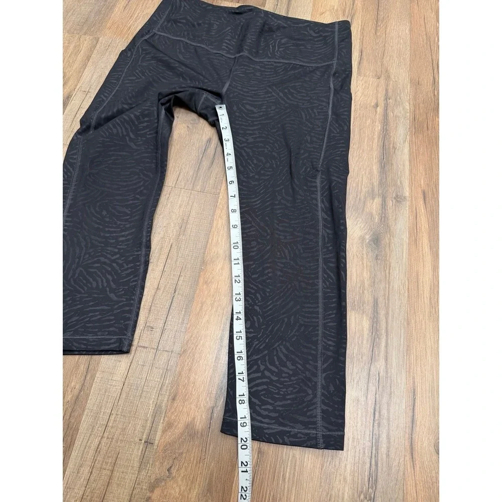 Athleta Ultimate Stash Pocket Embossed‎ Capri Leggings Black Zebra Print L